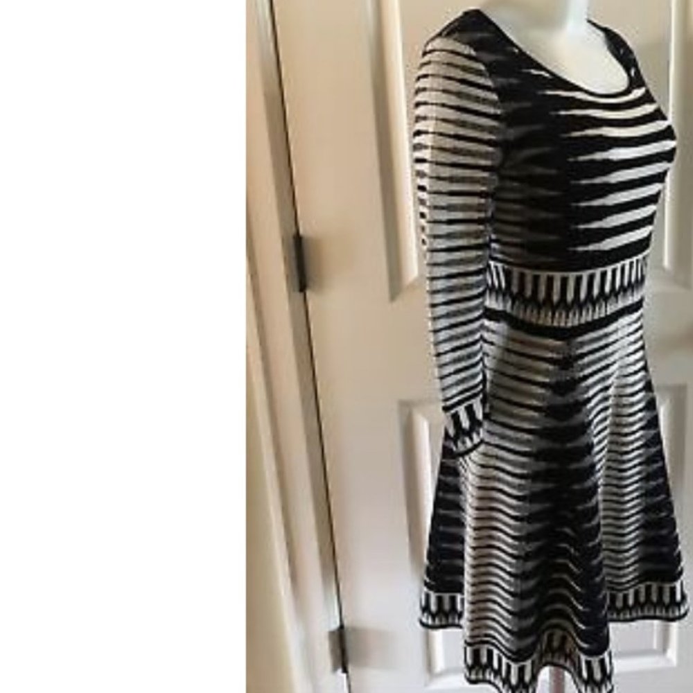 🖤JUST TAYLOR🖤BLACK AND IVORY GEO PRINTED KNIT DRESS🖤